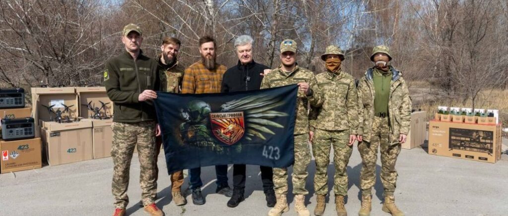 Порошенко привіз дрони та засоби РЕБ батальйону безпілотних систем на південний фронт