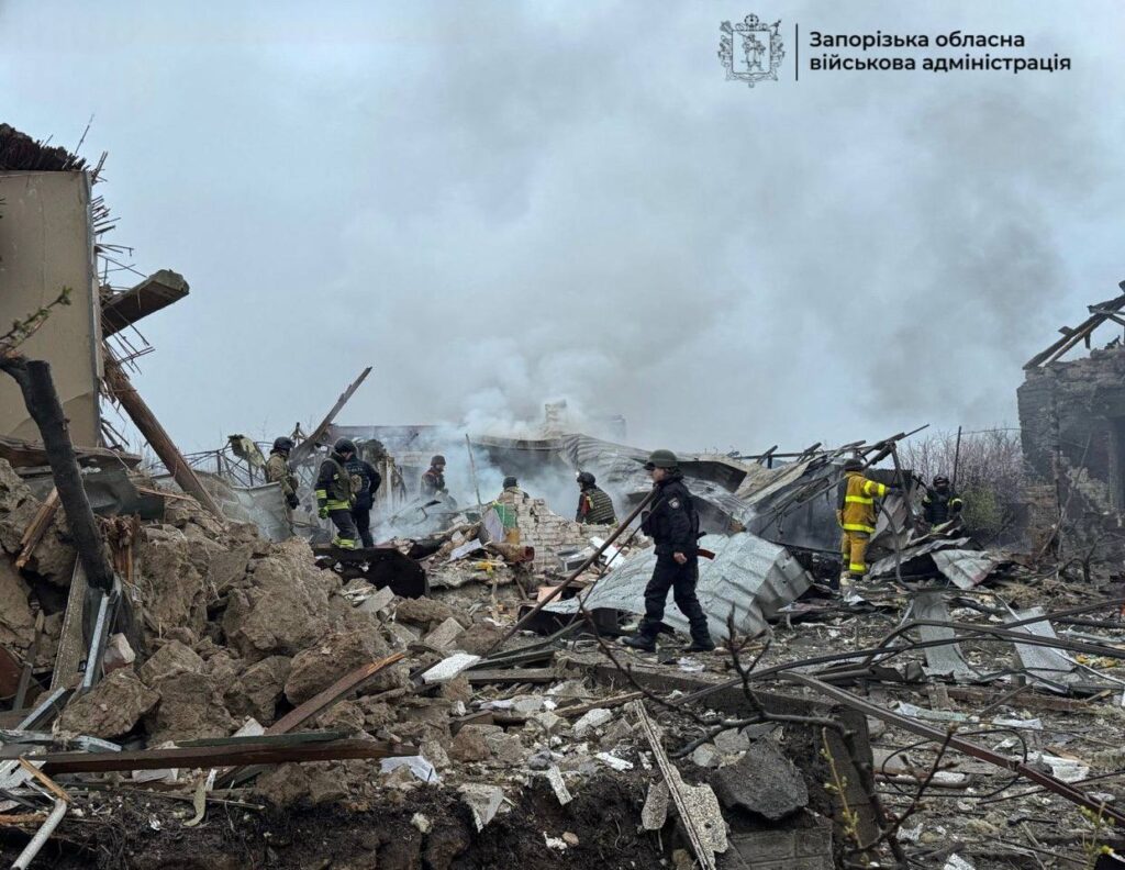 Армія РФ атакувала КАБами Запорізьку область: є загибла