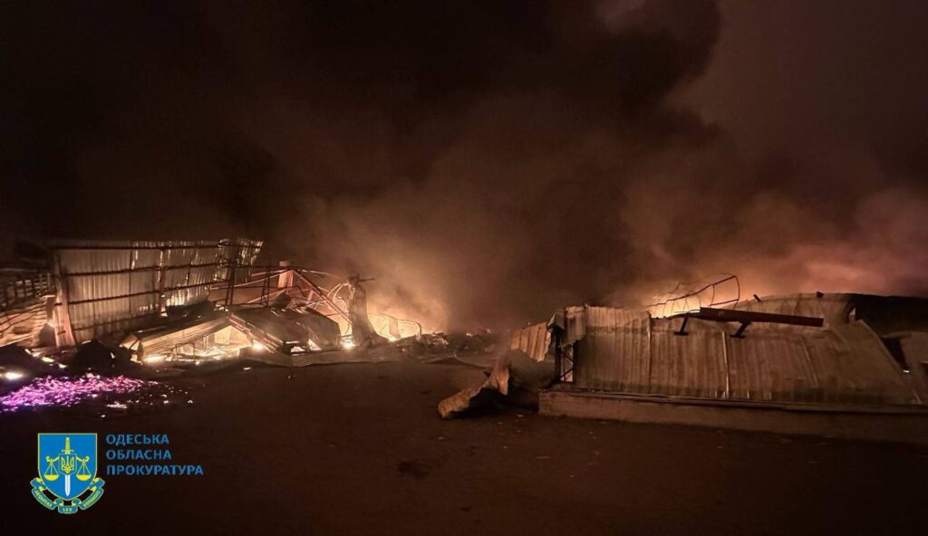 Армія РФ обстріляла Одесу: у місті спалахнули пожежі