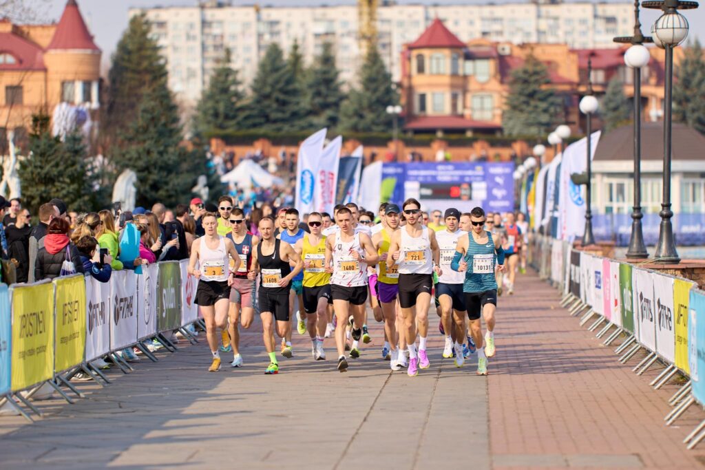 Благодійний забіг VUSO Десятка Незламності. Київ 2025 відкрив біговий сезон у столиці: 4600 учасників зібрали кошти на РЕБ