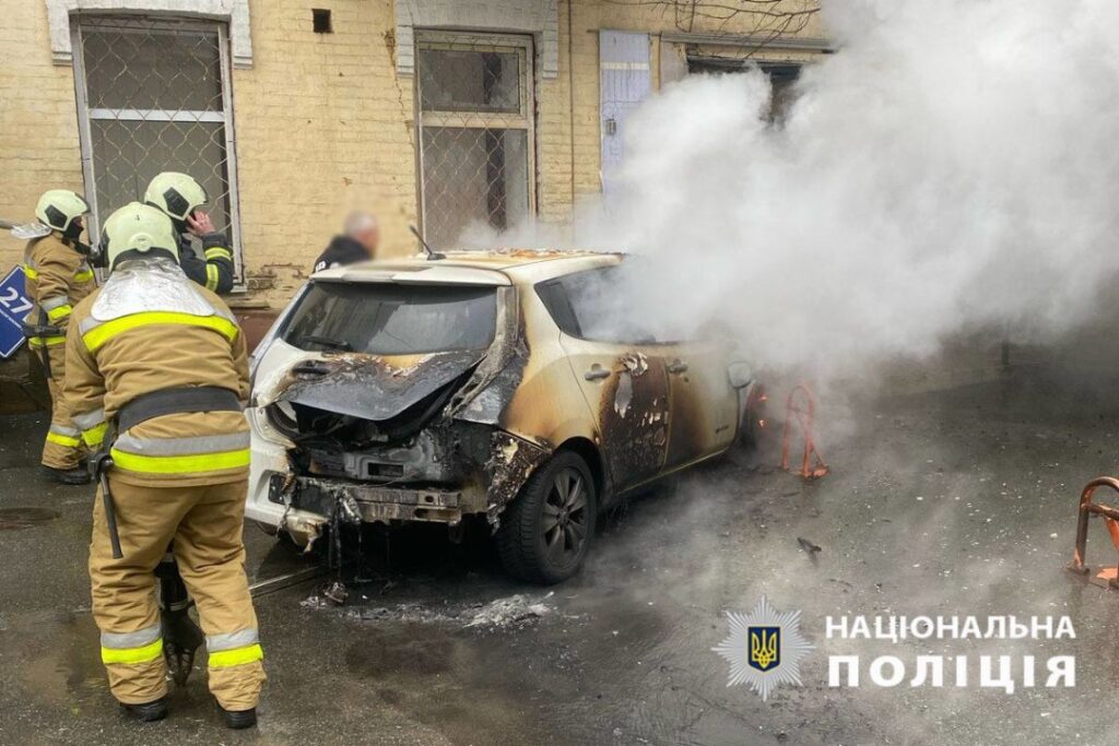 У Києві біля станції метро “Олімпійська” невідомий підпалив автомобіль, зловмисника на місці затримали очевидці
