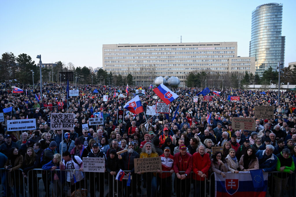 “Свободу не віддамо”: Словаччину охопили масові протести через проросійські закони Фіцо