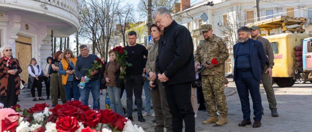 Порошенко привез в Сумы комплекс «Ай-Петри» и побывал на месте ракетной атаки, где погиб его друг-военный