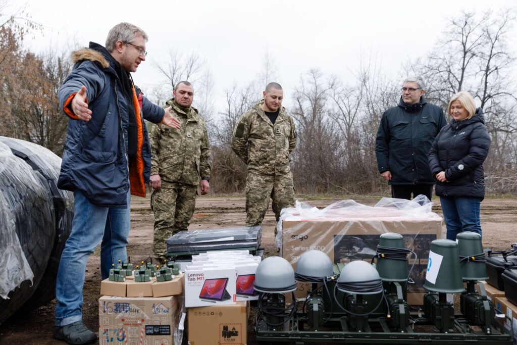 Власти обвинили волонтеров, потому что «многовато собирают денег»: к чему стремится Банковая