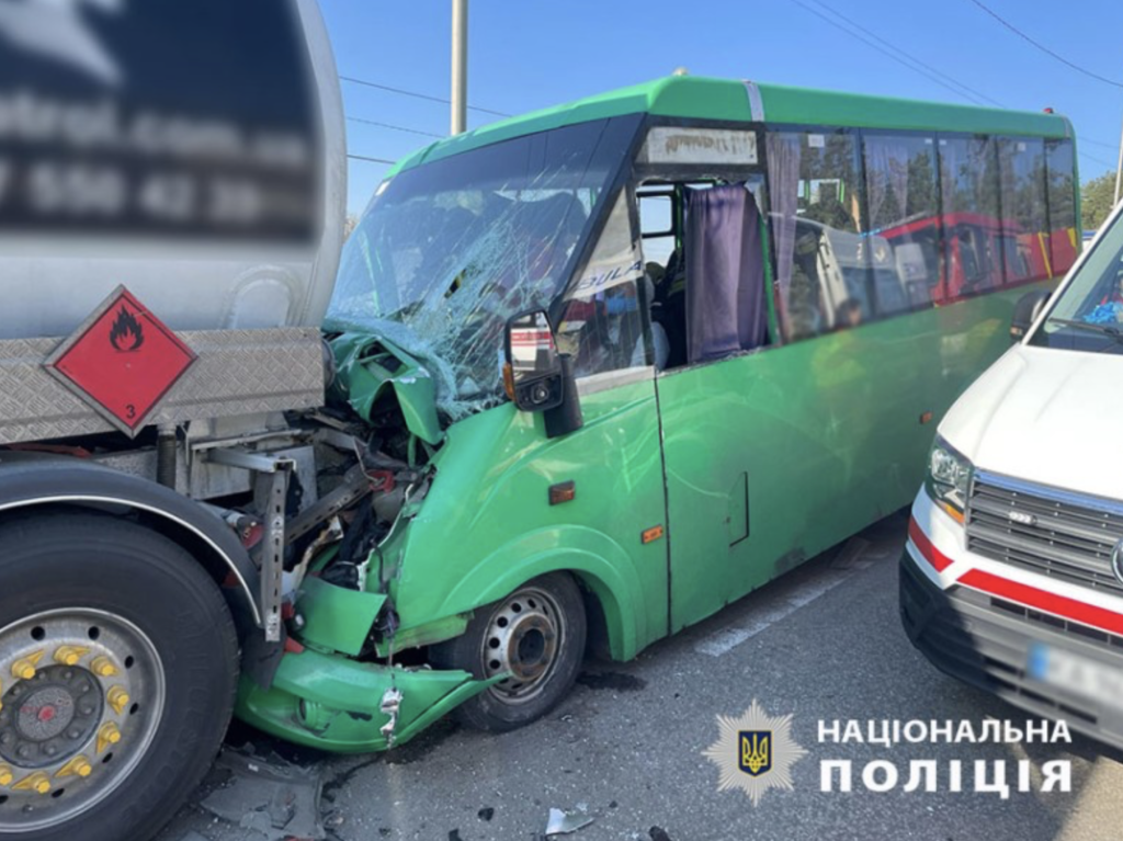 В Киеве маршрутка влетела в грузовик, много пострадавших