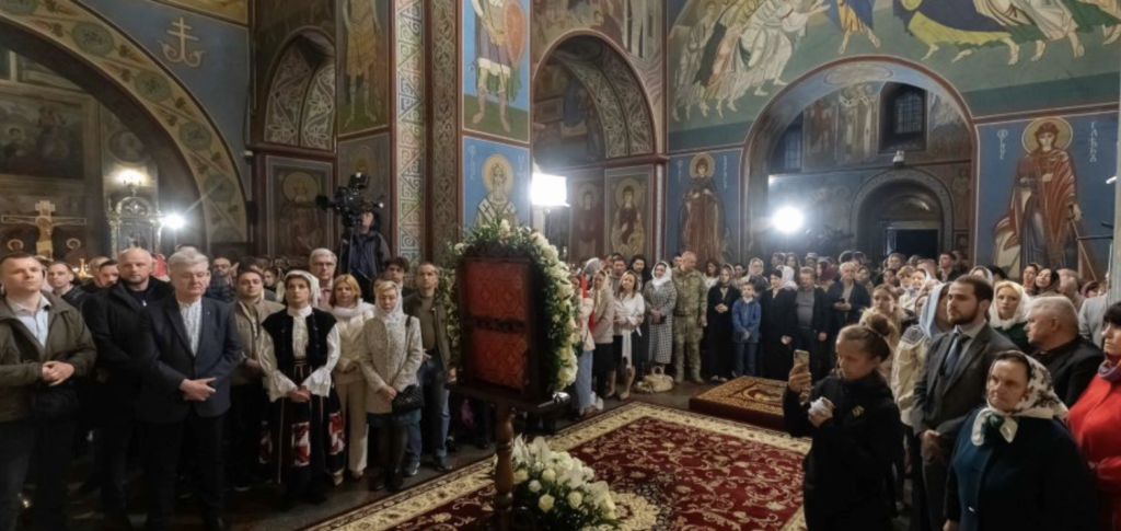 Молимося за єдність, яка має стати нашим щитом: Порошенки взяли участь у Великодньому богослужінні