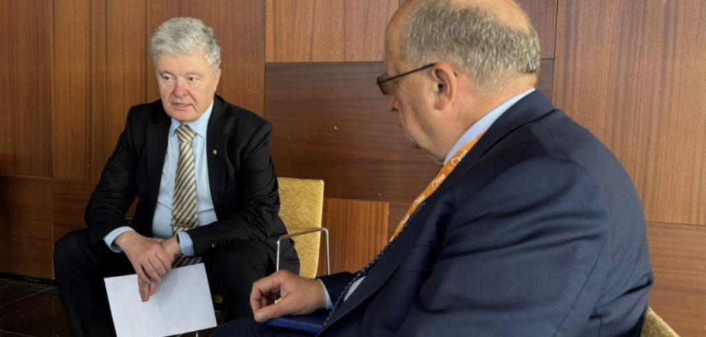 Порошенко у Валенсії обговорив з Єврокомісаром з питань оборони Кубіліусом забезпечення ЗСУ снарядами і кооперацію з українським ВПК