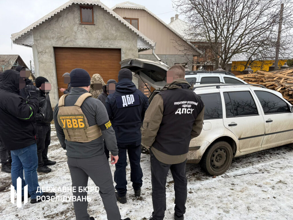 У багажнику до Румунії за 20 тисяч євро: на Буковині затримали правоохоронця, що допомагав ухилянтам перетнути кордон