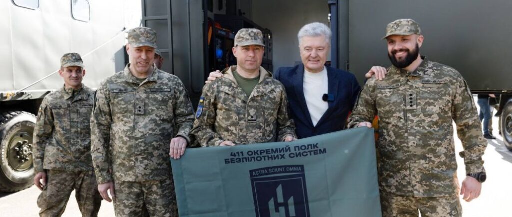 Порошенко передав партію техніки десятьом бригадам ТрО, які воюють на різних ділянках фронту