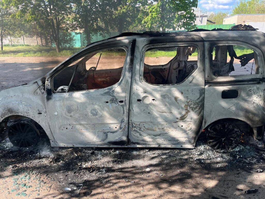 Армія РФ скинула вибухівку на цивільне авто у Куп’янську