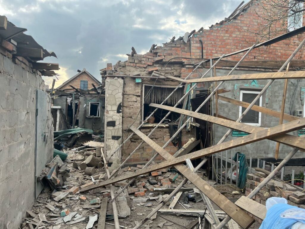 Росіяни масовано вдарили по Нікопольщині: троє поранених, зруйновані будинки та магазини