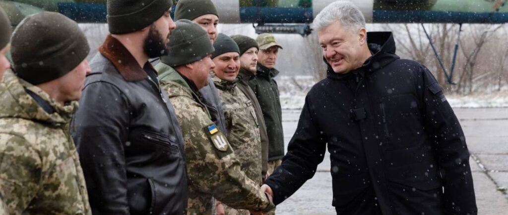 Порошенко передав армійській авіації мобільний командно-штабний комплекс та три комплекси “Ай-Петрі СВ” для захисту Кривого Рогу