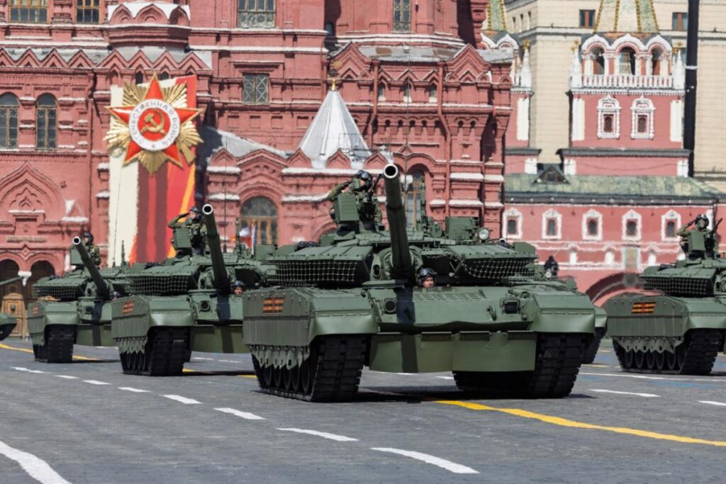 Цинізм переважає: росіяни показали на параді танки, які відрядять на війну проти України