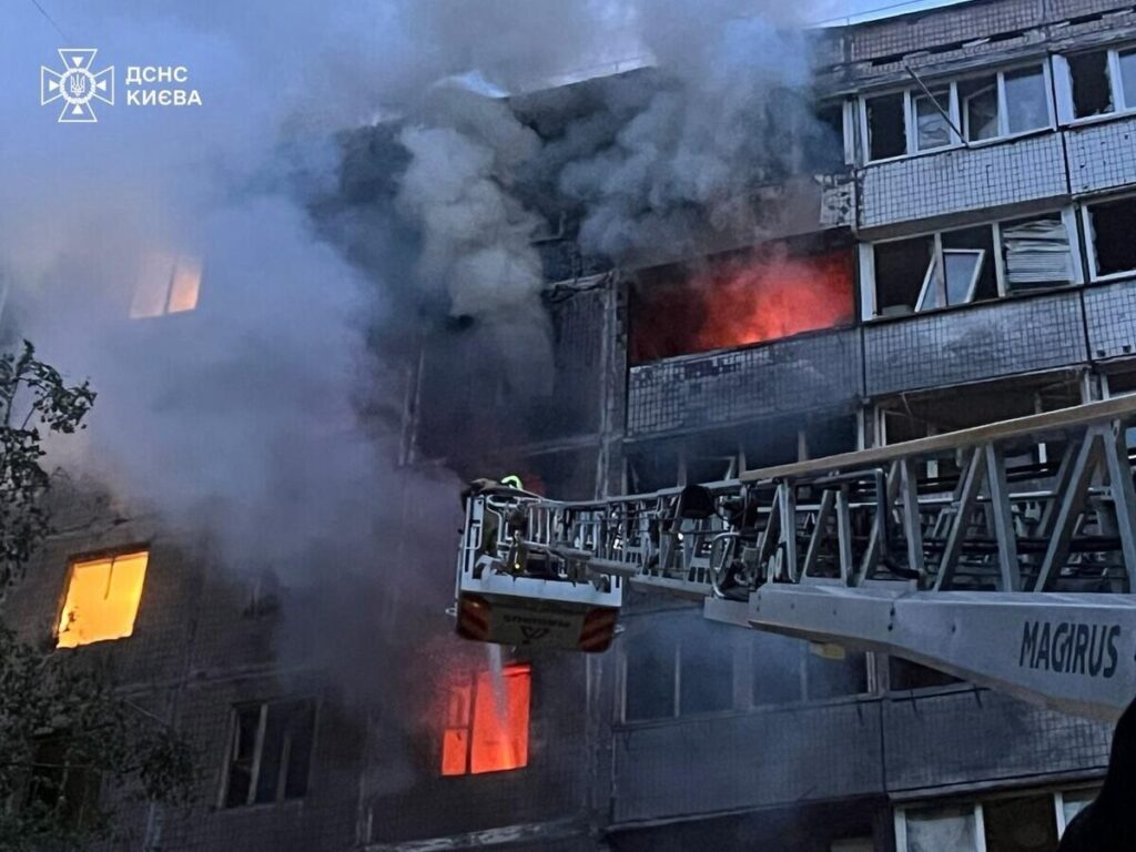 Россияне массированно ударили по Киеву: есть погибшие и раненые, среди них дети