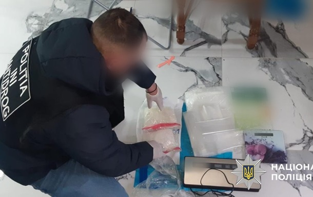 Перевозили психотропи з України в Молдову: поліціянти викрили контрабанду