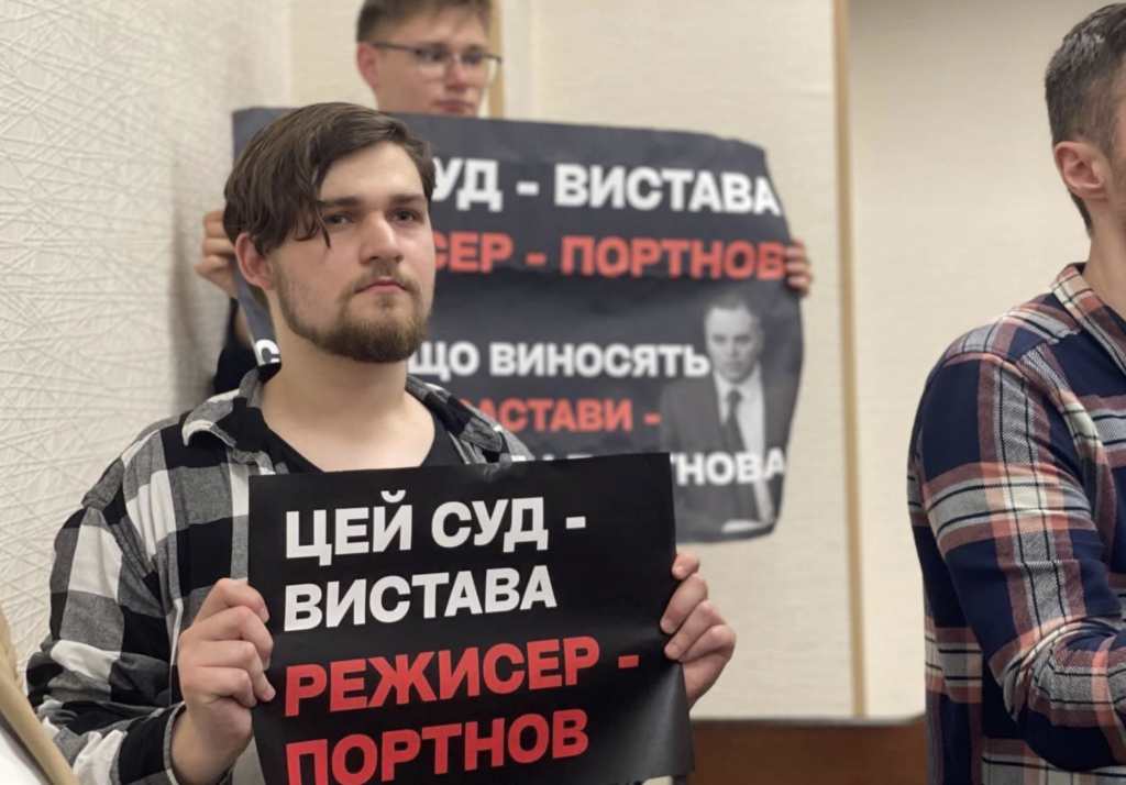Молодь із плакатами: на судовому засіданні Вадима Чучковського відбулася акція протесту