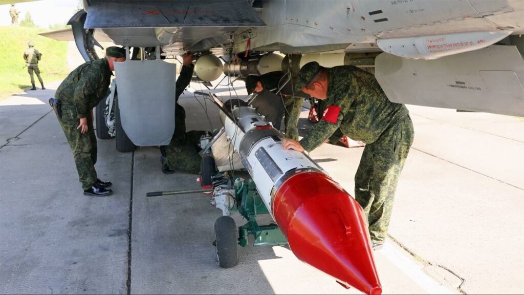 Россия вооружает свои истребители новыми ракетами с ядерными боеголовками: все подробности