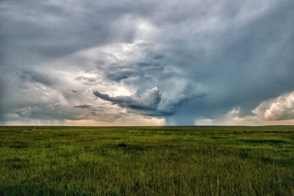 The elements will divide Ukraine: thunderstorms and storms in the west, heat in the east