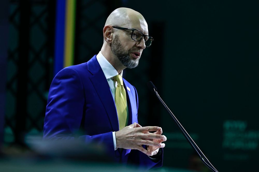 Яценюк: Путін — сучасний Гітлер, його капітуляція можлива лише через силу і єдність світу