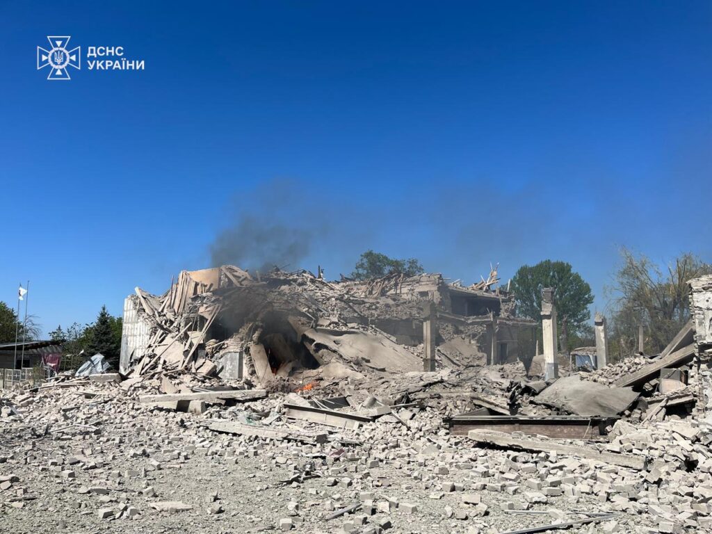 Росіяни завдали прямого авіаудару по частині ДСНС у Купʼянську
