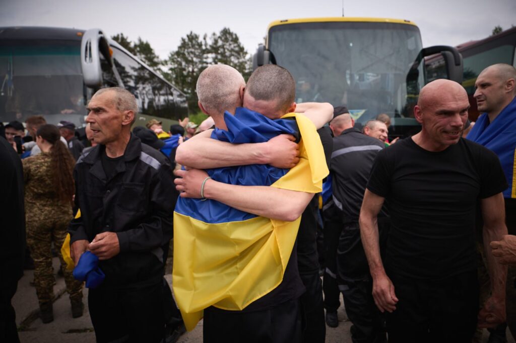 Великий обмін завершився: до України повернули ще 303 захисників