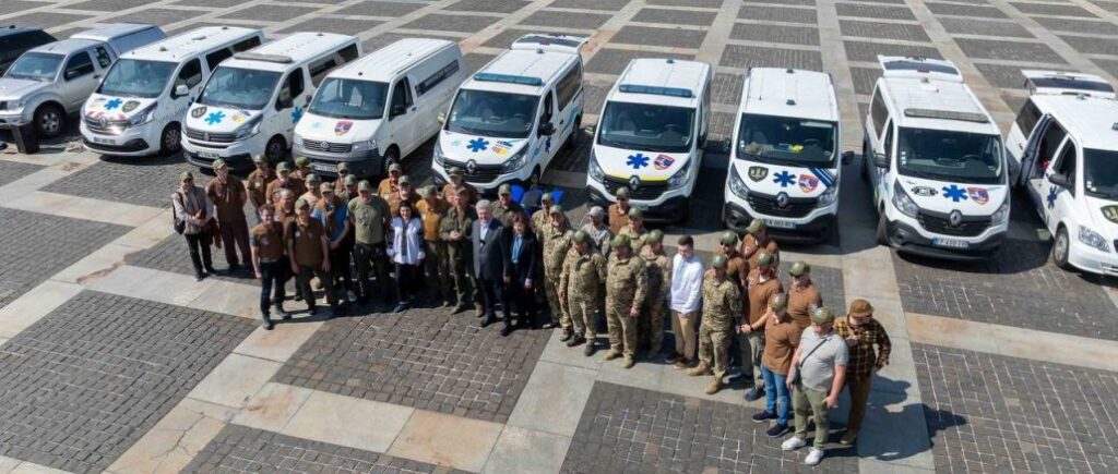 Порошенко с американской организацией Ukraine focus передали бригадам ТрО и «Госпитальерам» партию «скорых»