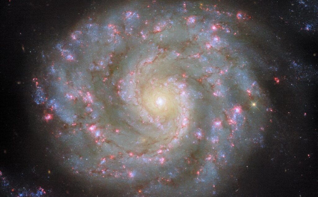 Hubble показал спиральную галактику