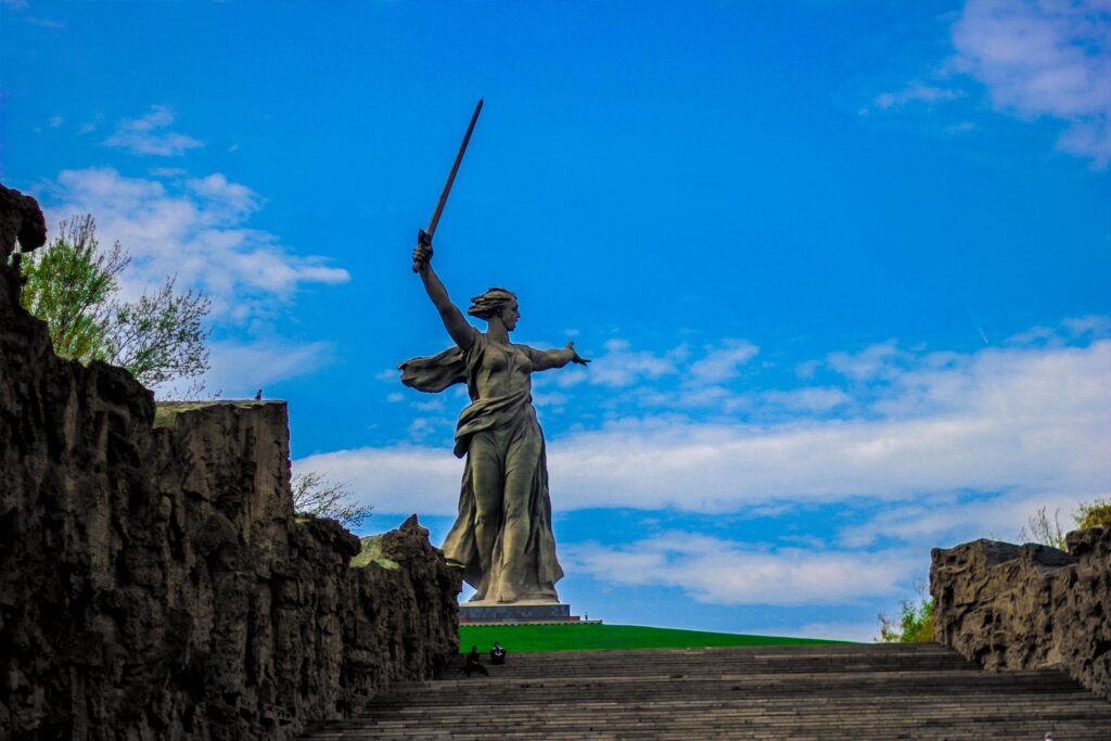 На верхівці монумента “Родина-мать” у Волгограді знайшли мертвим ректора московської академії
