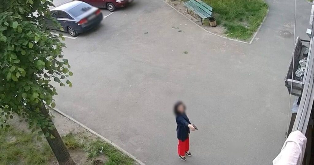 У Києві невідома жінка відкрила стрілянину біля багатоповерхівки: з’явилось відео