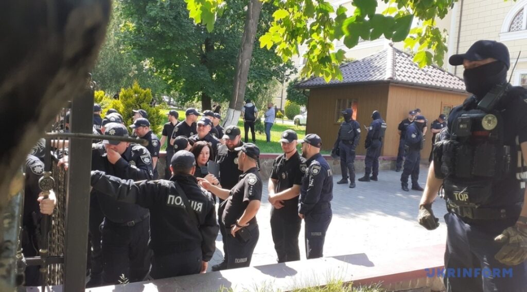 Fight between believers of the UOC-MP and the OCU in Chernivtsi: 12 people were injured, including seven police officers