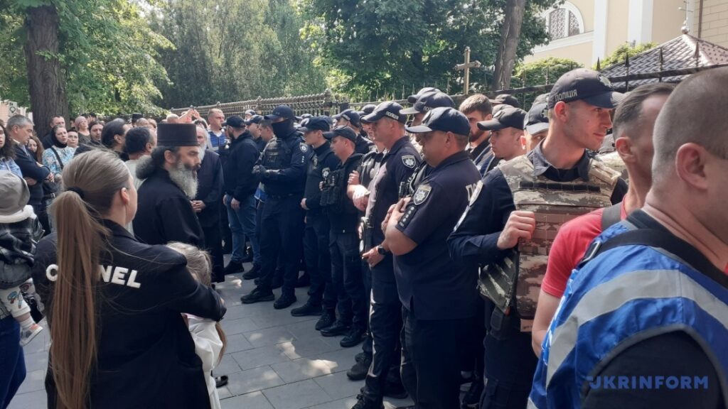 Перший молебень українською мовою спричинив сутички між вірянами УПЦ МП та ПЦУ в Чернівцях
