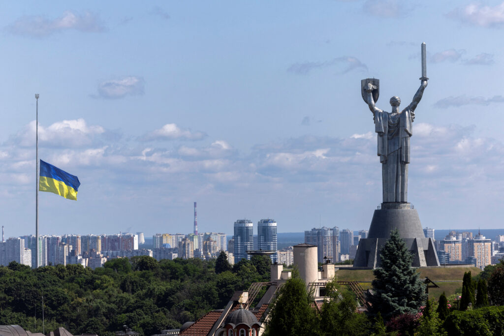 Росіяни вдарили по Північному мосту у Києві: рух перекритий