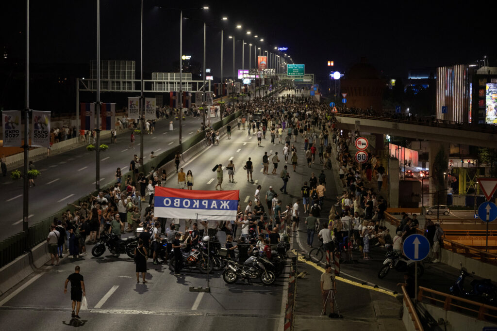 “Blockade” paralyzed Belgrade: thousands of protesters erected barricades in the city center