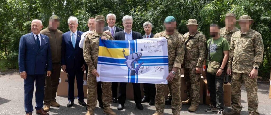 Порошенко вместе с западными политиками встретился в Одессе с военными и передал им партию дронов и техники