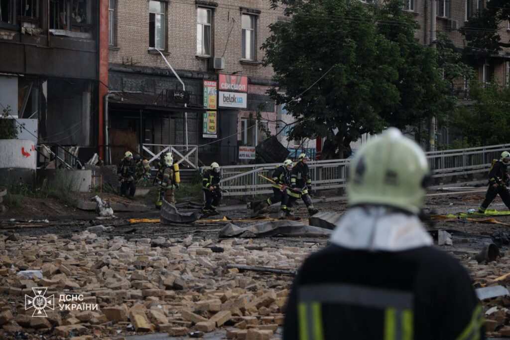 Обстрел Киева: число пострадавших увеличилось до 23, среди них 14 спасателей