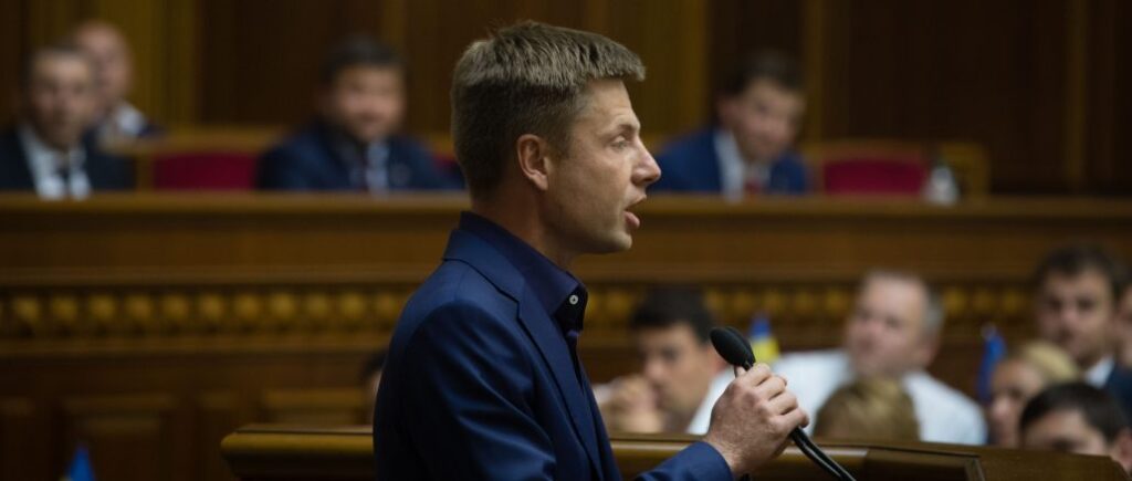 Гончаренко запитав у Стефінішиної, чи не хоче вона після корупційного розслідування УП піти у “превентивну” відставку