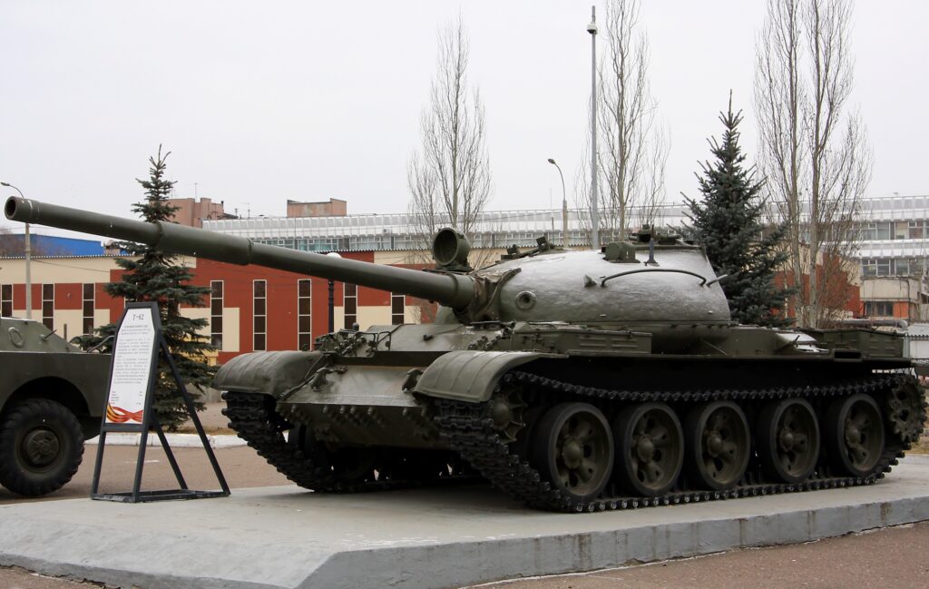 Due to losses and shortages: Russia is massively decommissioning 1960s tanks