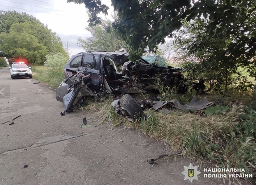 На Одещині нетверезий водій BMW влетів у дерево: є загиблий