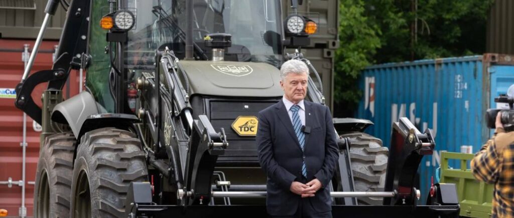 Порошенко везе новий вантаж на Схід: треба забезпечувати фронт дронами, а не силовиків – щитами