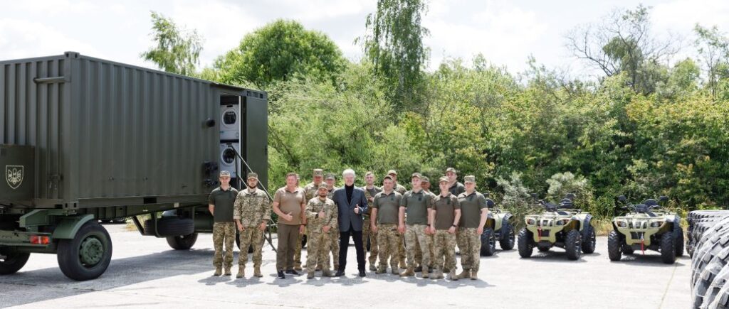 Poroshenko brought equipment to air defense units and military training centers in the Lviv region