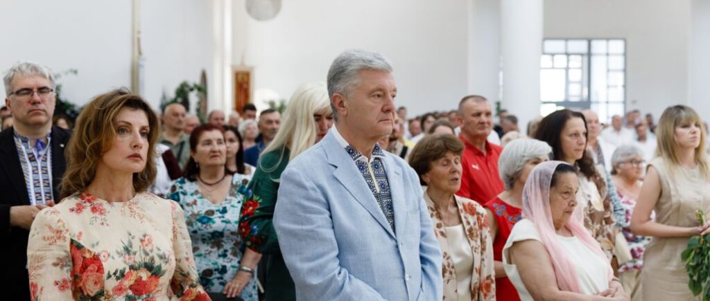 “Молимося за мир для України”: Петро і Марина Порошенки привітали вірян із Трійцею