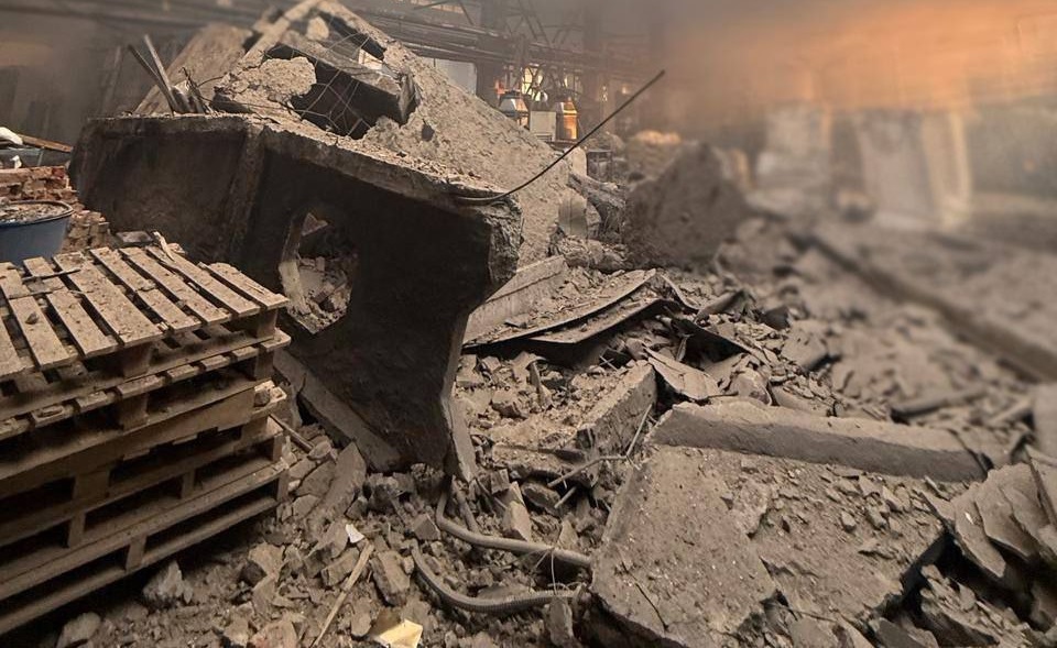 Росіяни атакували підприємство на Чернігівщині: спалахнула пожежа