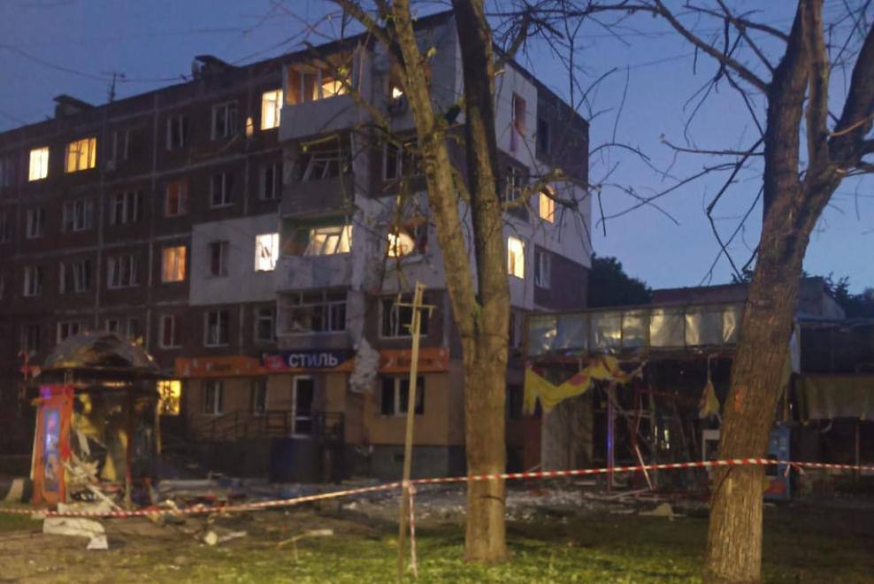 Росіяни атакували Чернігів, влучили у приватний сектор та підприємство: є постраждалі