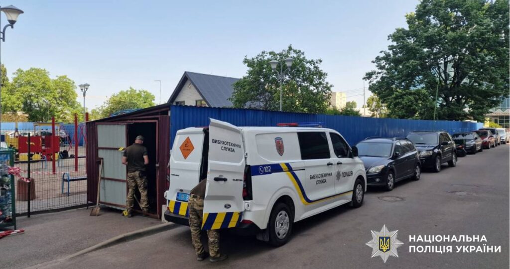 У Києві вибухнув сміттєвий бак: постраждали люди