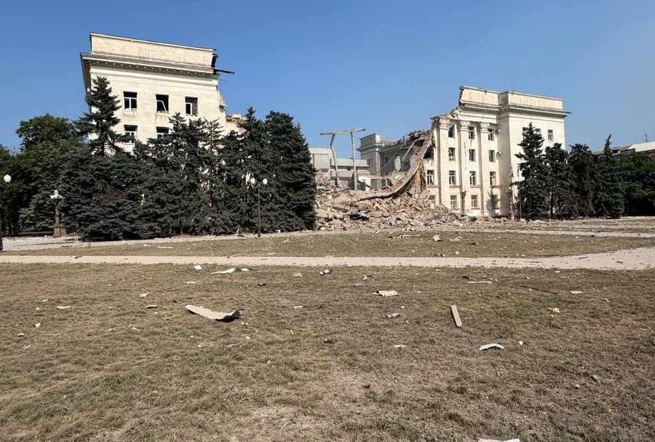 Армія РФ знищила будівлю Херсонської ОВА