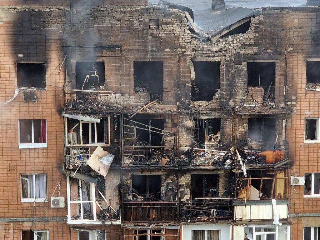 Occupiers hit an apartment building in Sumy
