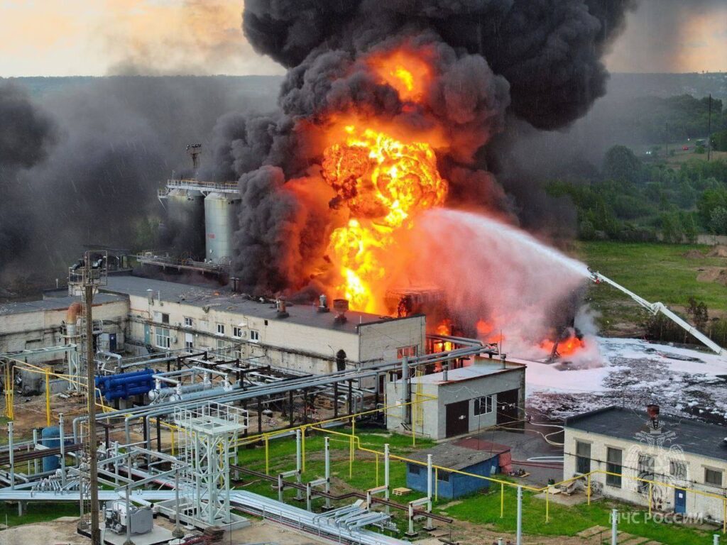 У Росії на бітумному заводі спалахнула пожежа: що відомо