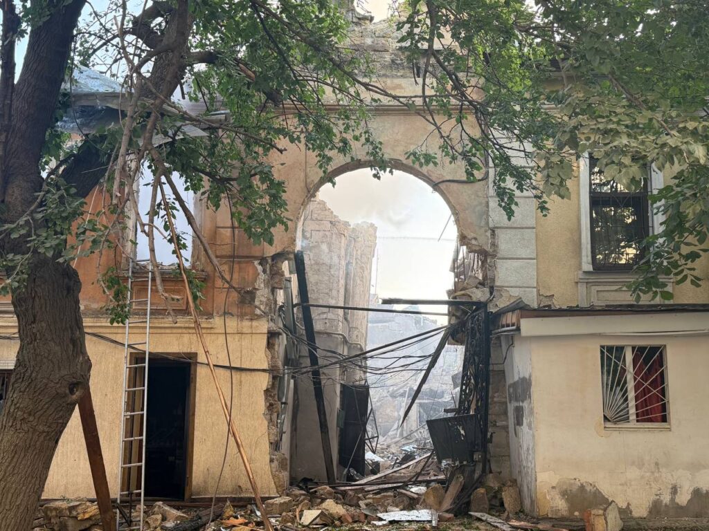 Удар по Одессе: под завалами нашли тело женщины