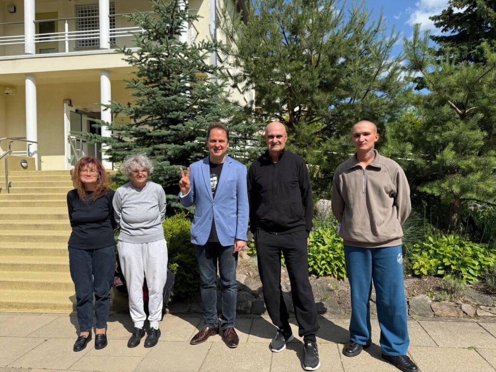 Oppositionist Tikhanovsky and 13 other political prisoners released in Belarus