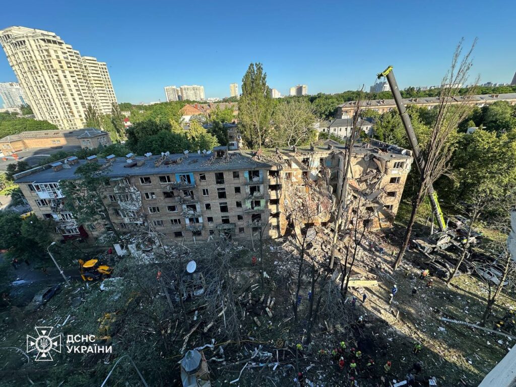 “Залишилися лише стіни”: російська ракета зруйнувала квартиру соліста гурту “Антитіла” Тараса Тополі у Києві